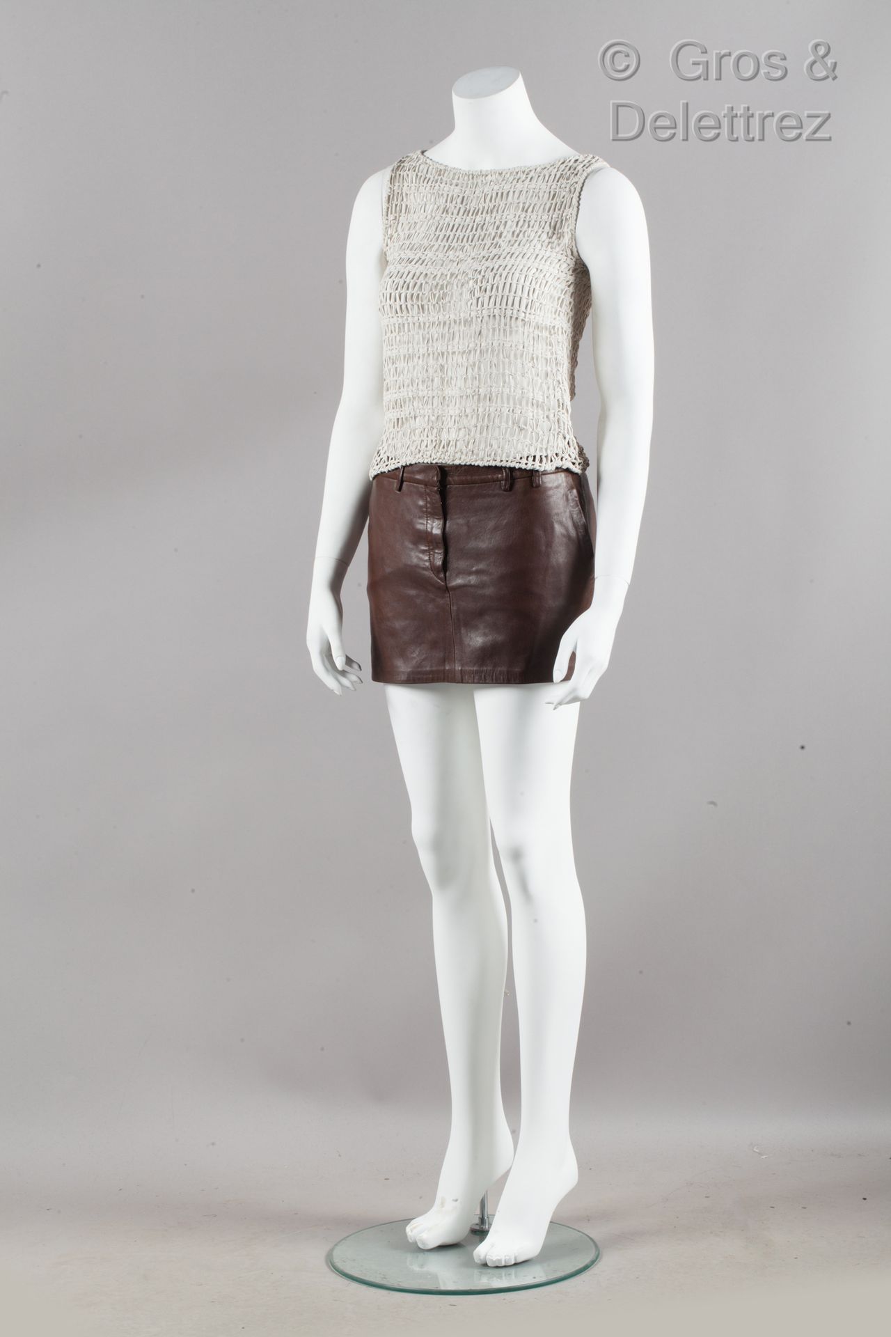 Jil SANDER 套装包括一件圆领钩编小羊皮无袖上衣和一件可可色小羊皮迷你裙。白色的爪子，黑色的图形。T.36.