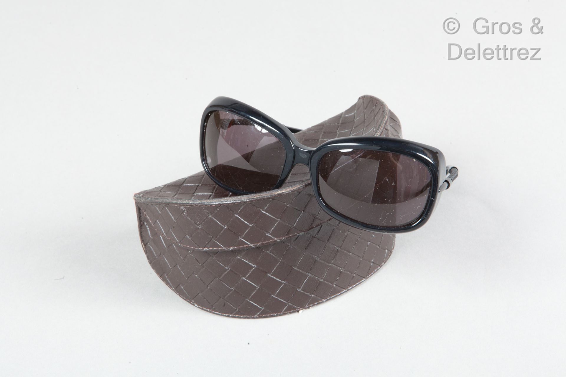 BOTTEGA VENETA Coppia di occhiali da sole in resina nera, lenti fumé, stanghette&hellip;
