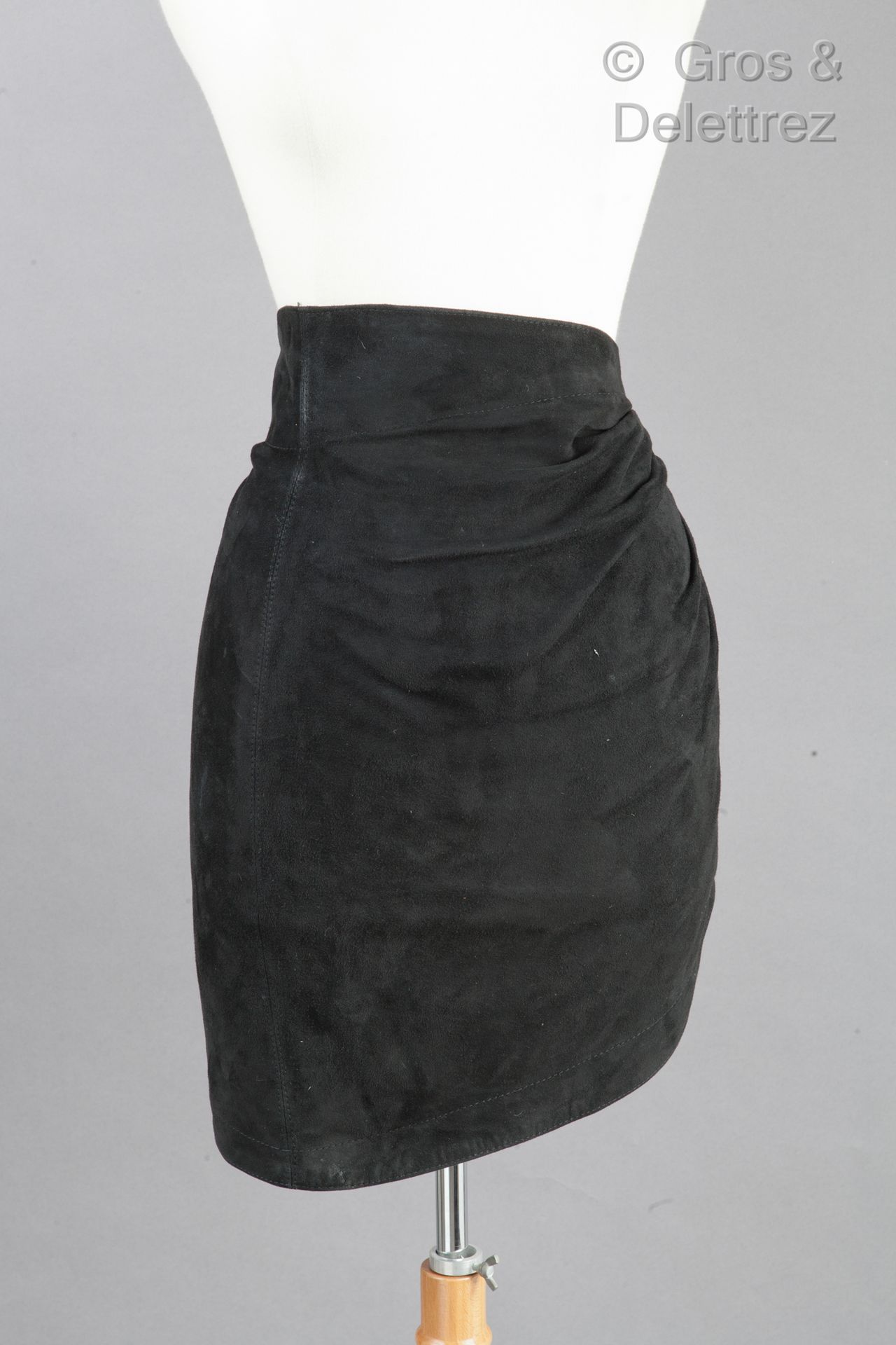 ALAÏA 1984 Circa - Minifalda de piel de cordero negra, parcialmente drapeada, co&hellip;