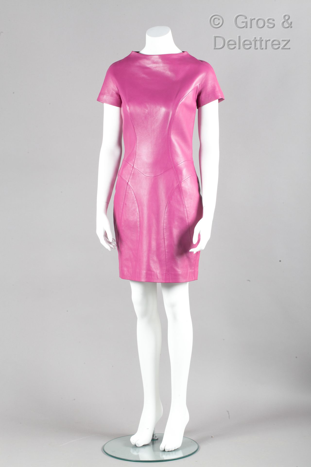 Yves SAINT LAURENT par Stefano Pilati Circa 2009 - 紫红色小羊皮连衣裙，圆领，小袖子，几何图案缝制。灰色爪子，&hellip;
