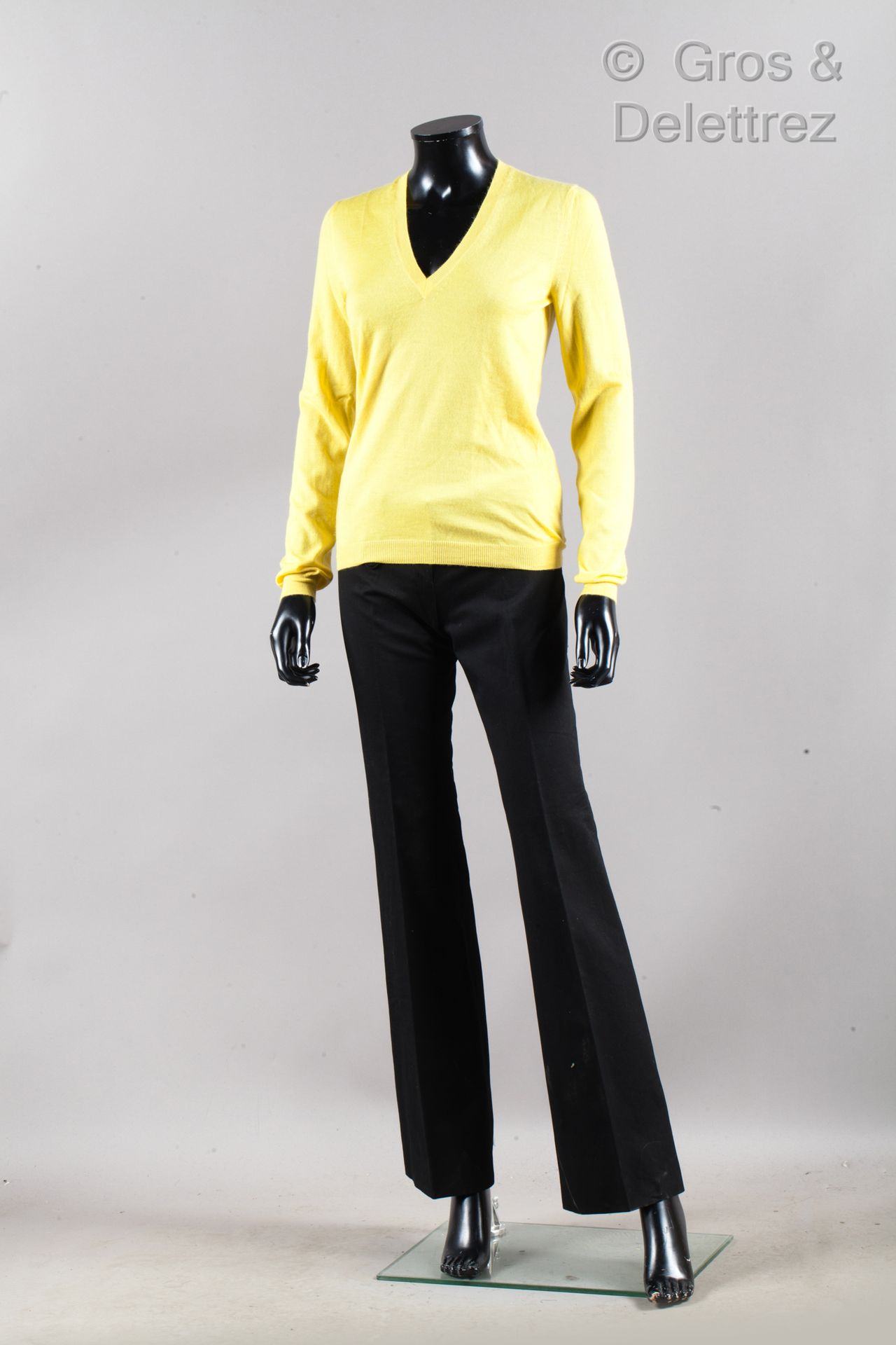 Alexander Mc QUEEN 套装包括100%黄色羊绒毛衣，V领，长袖，和黑色长裤。灰色划痕和图案。