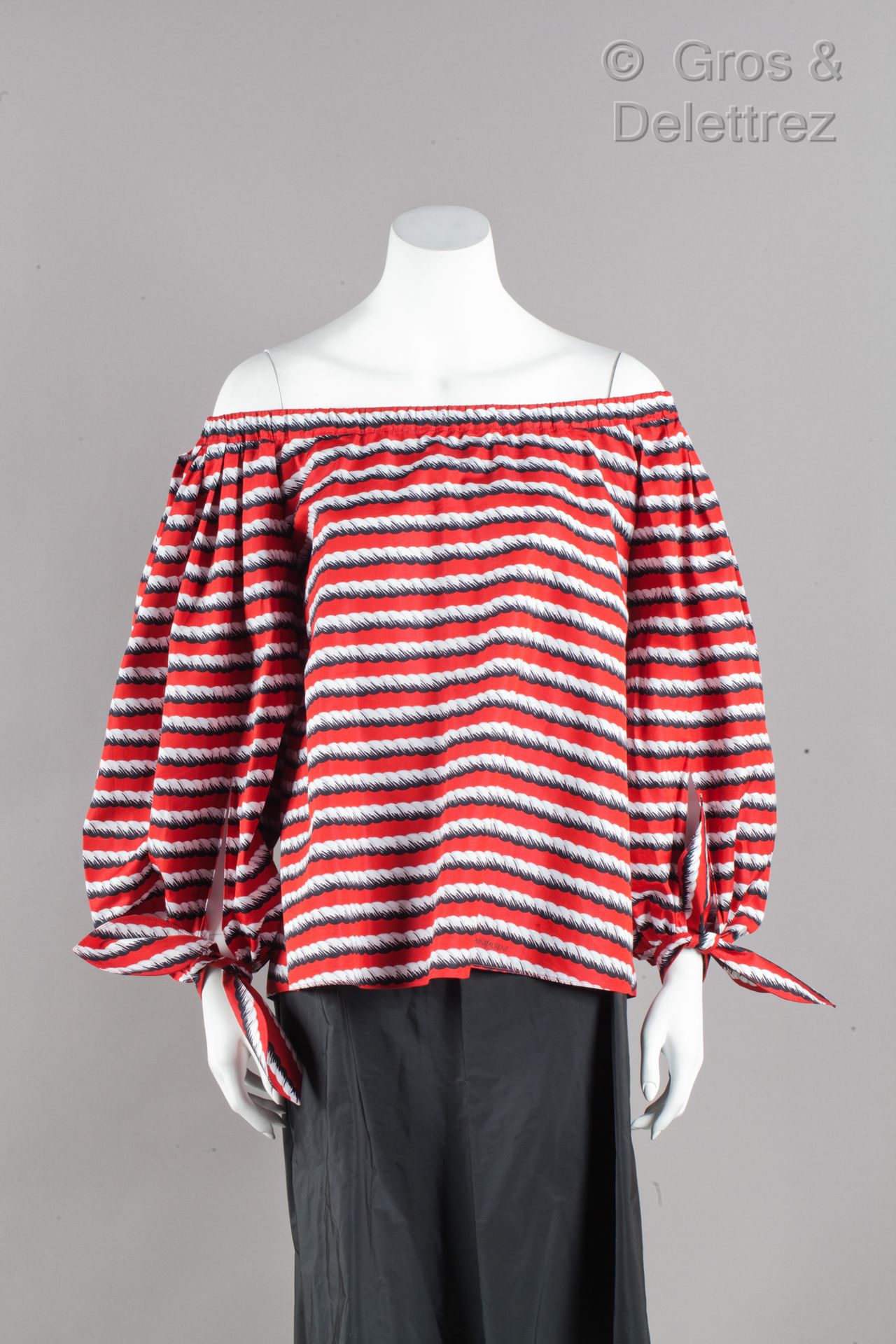 Yves SAINT LAURENT par Stefano Pilati Prêt-à-porter 2011春夏系列 - 红色棉质上衣，印有白色和黑色的绳索&hellip;