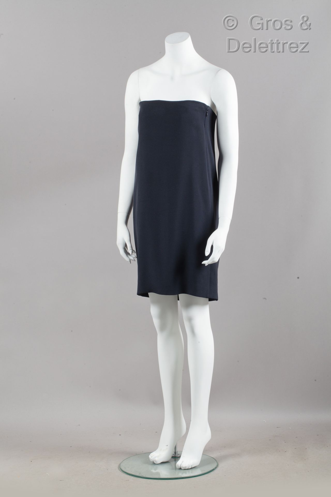 CALVIN KLEIN Strapless black crepe mini-dress. White label, black graphics. T.8.