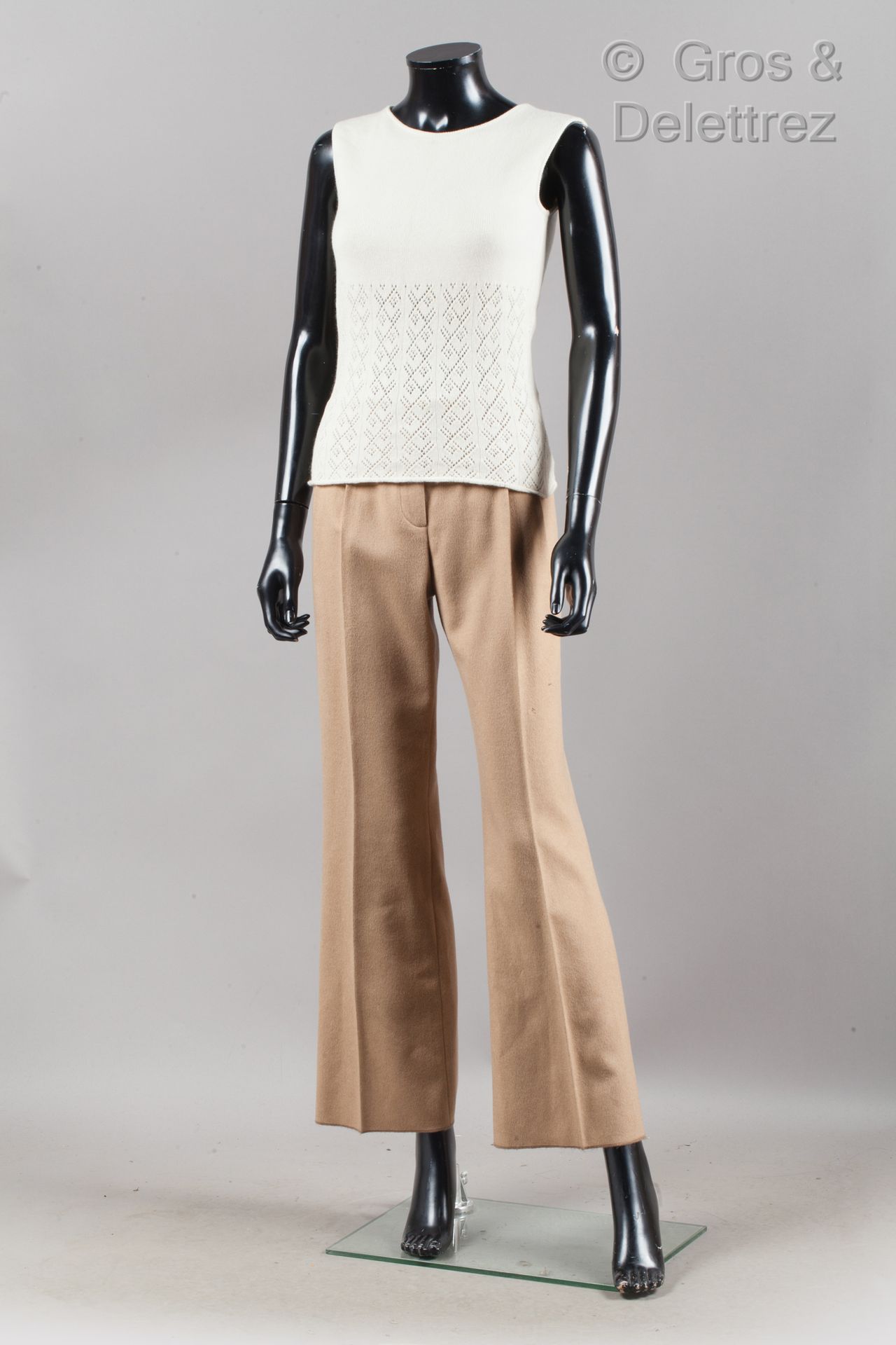 Lucien PELLAT-FINET, CELINE 套装包括紫红色羊绒无袖上衣，镂空下装，圆领，米色驼色带夹子的长裤。S.36/M.