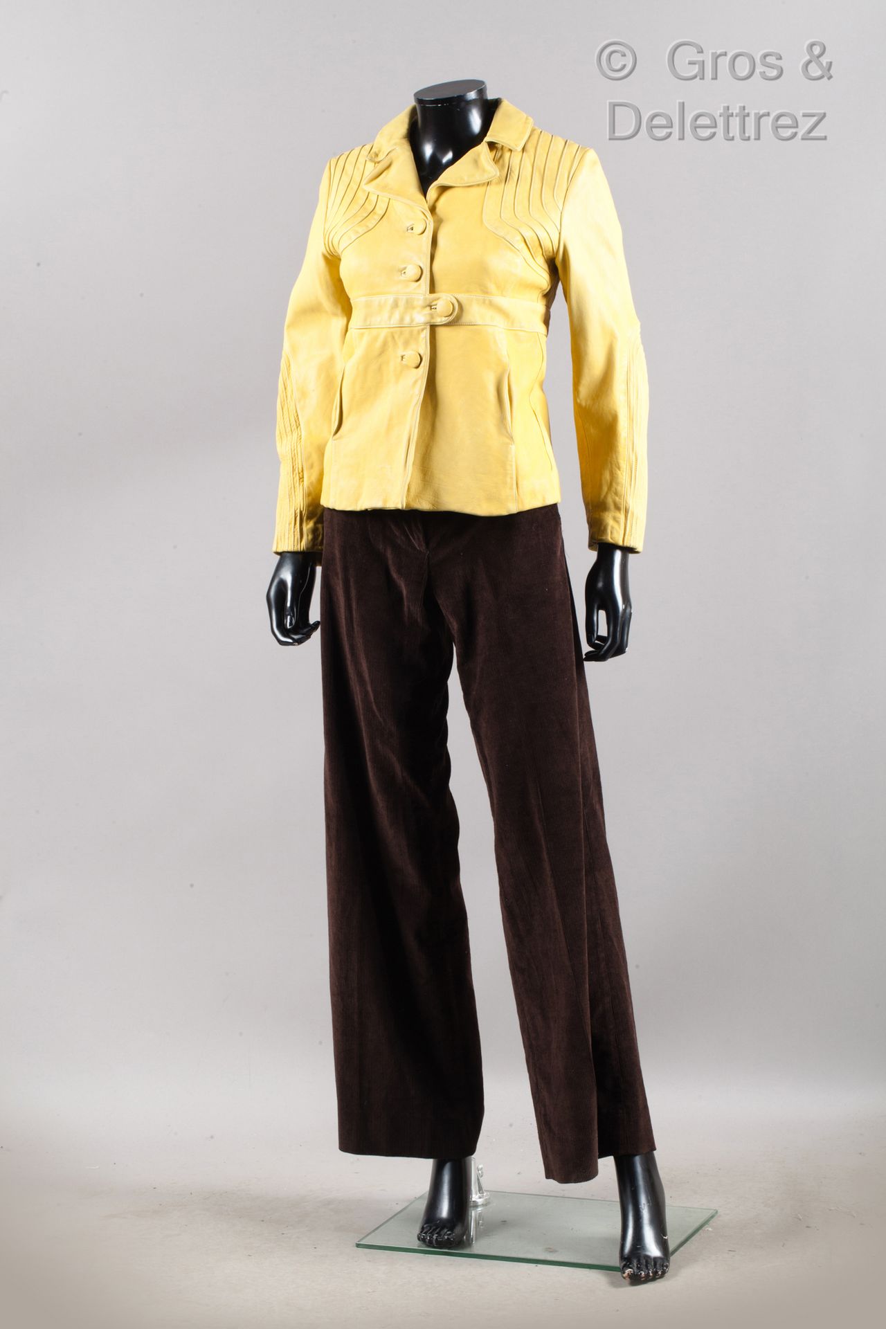 MARNI 套装包括一件黄色的小牛皮外套，有凹槽的领子，单排扣，手臂上有叠加加工，缝中有垂直口袋，长袖，以及棕色灯芯绒长裤。白色的爪子，红色的图形。T.38.