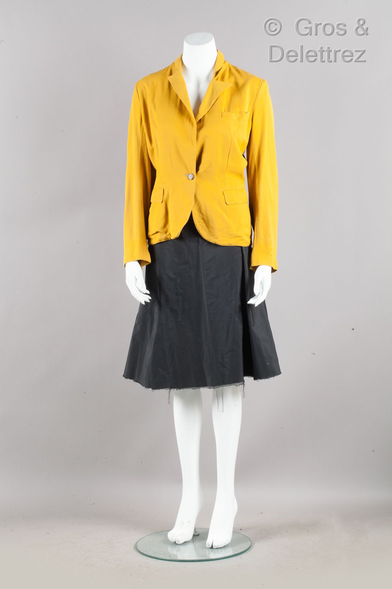 ALAÏA Mustard canvas jacket, notched shawl collar, single button placket, breast&hellip;