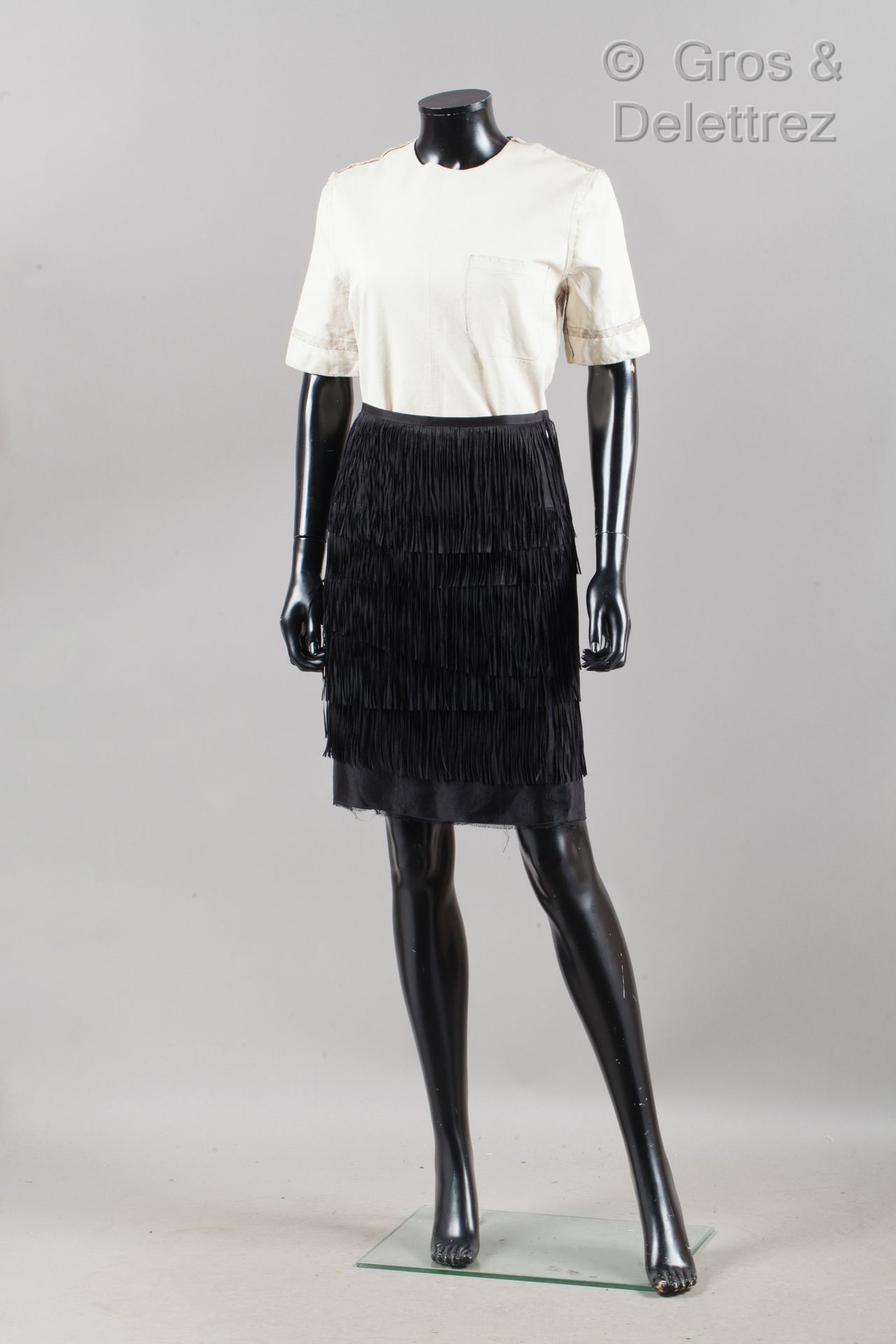 LANVIN par Alber Elbaz 2010年春夏成衣系列 - 2005年秋冬成衣系列 - 拍品包括一件老羊皮上衣，圆领，小袖，胸袋，和一条黑色流苏裙&hellip;
