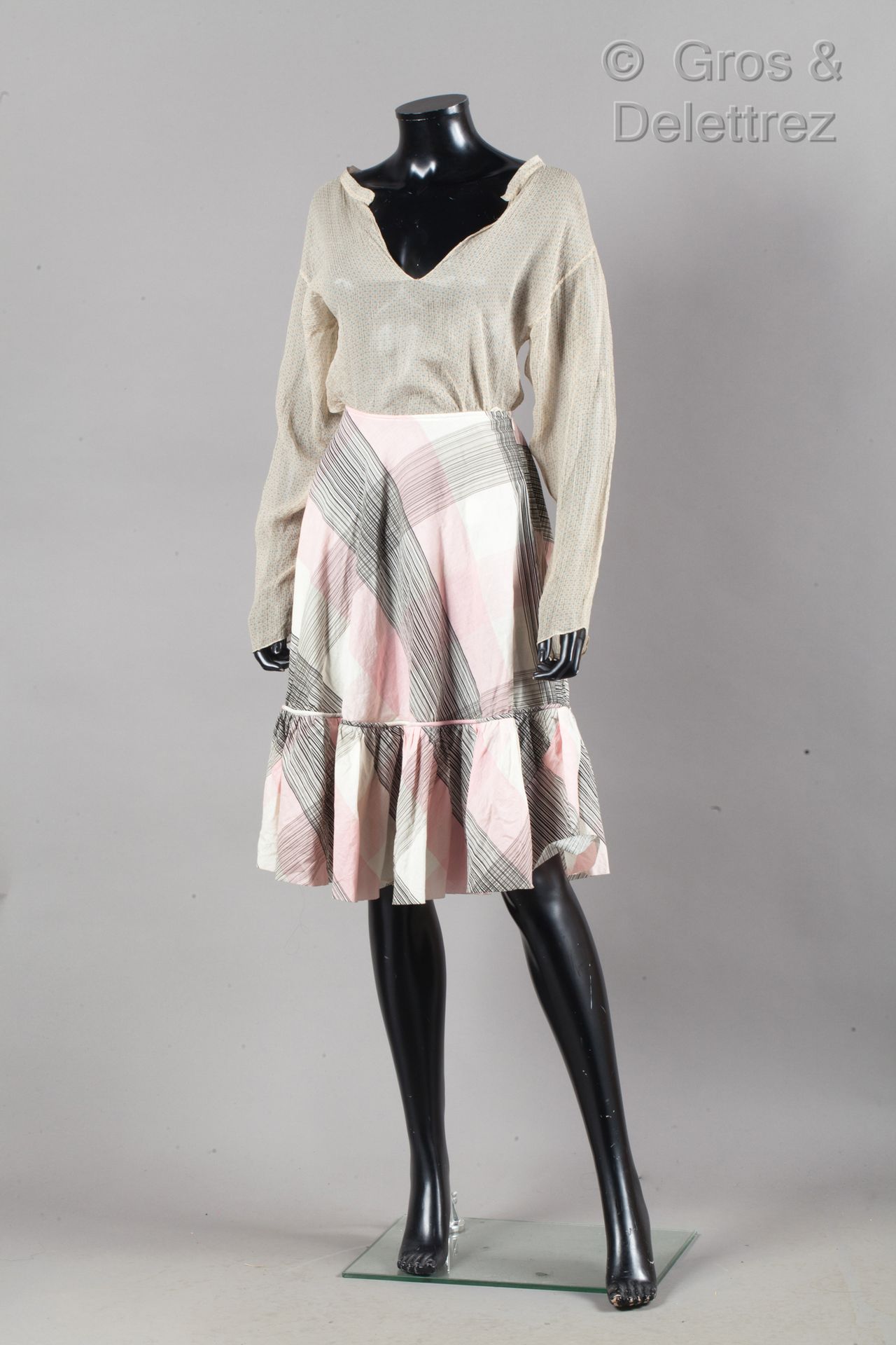 MARNI 套装包括一条粉色、白色和黑色条纹的棉纱喇叭裙，衣服底部有荷叶边，和一件米色带几何图案的丝质雪纺衫，V字领的圆领，长袖。白色的爪子，红色的图形。T.4&hellip;