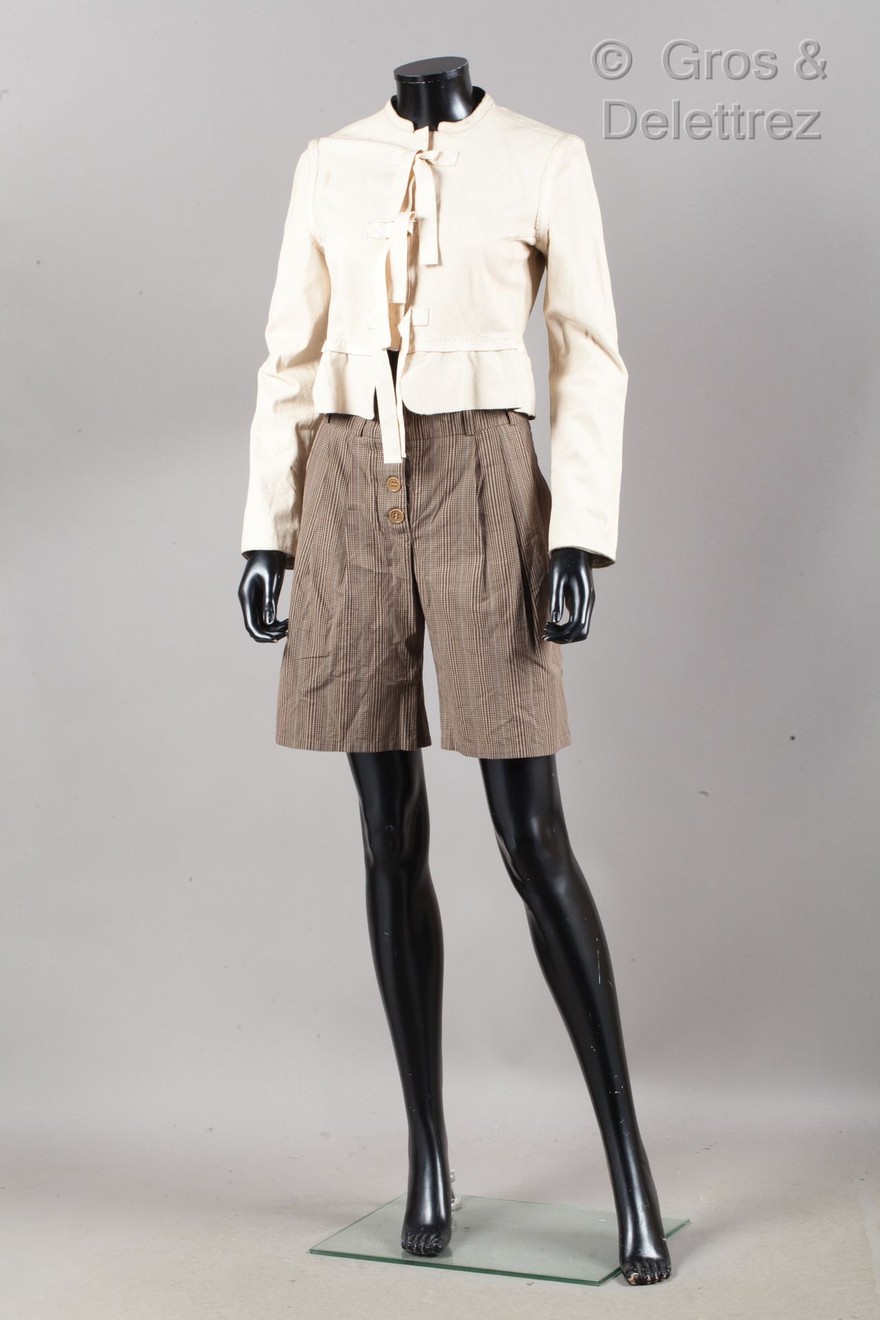 CHLOE Set composto da una giacca corta in pelle di vacchetta ecru, scollo rotond&hellip;