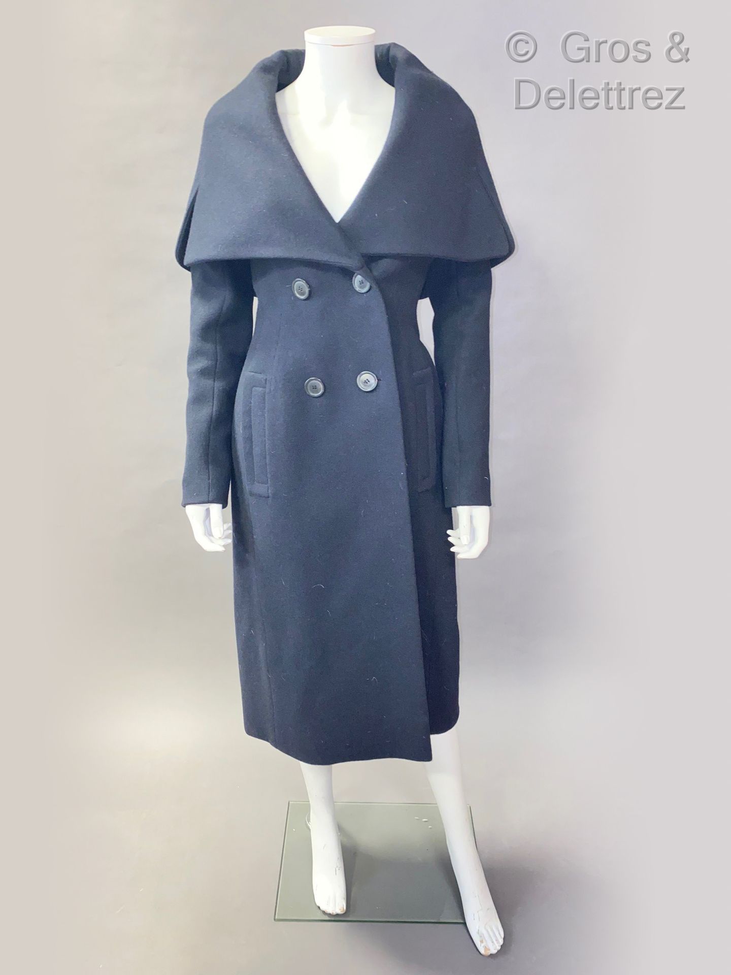 Christian DIOR haute couture par john Galliano 美丽的藏青色羊毛大衣，V领，双扣，有四个纽扣，两个垂直口袋，肩部有&hellip;