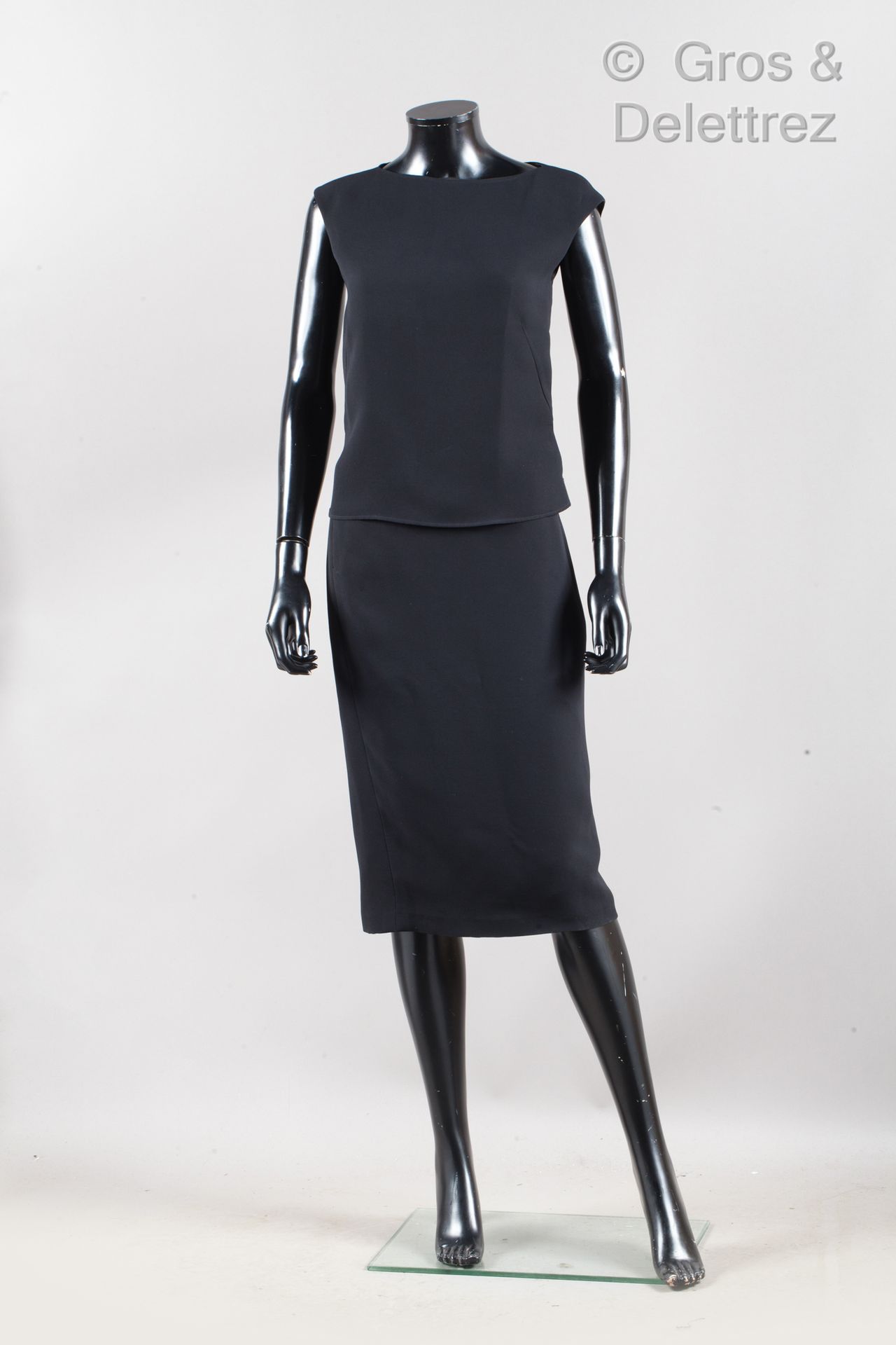 Jil SANDER 黑色绉绸服装，由无袖上衣、圆领和裙装组成。白色的爪子，黑色的图形。T.34.