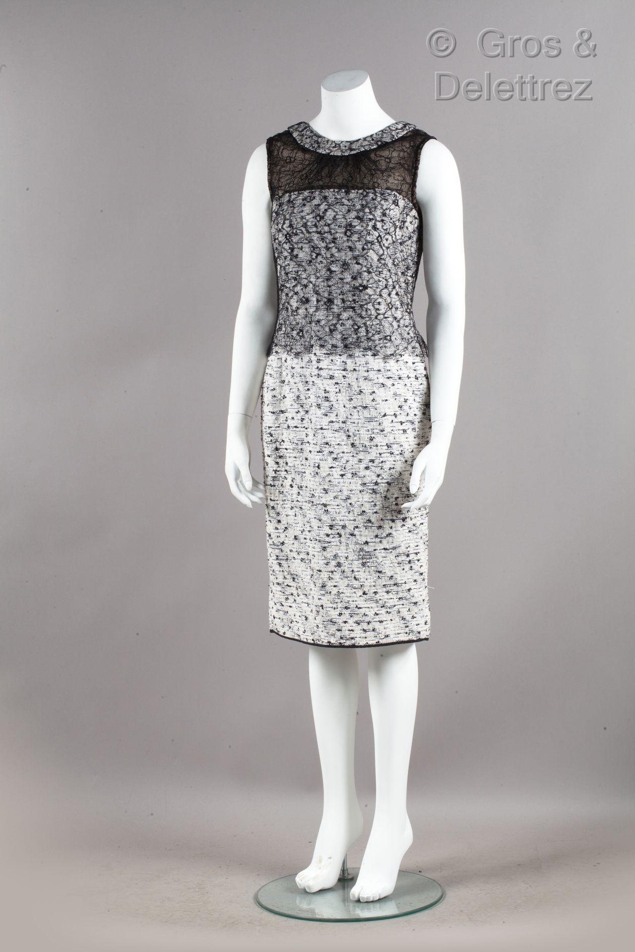 OSCAR DE LA RENTA 2014年秋前系列 - Look n°21 - 黑白花呢的无袖连衣裙，圆领，胸部镂空的裸色图案，上面覆盖着协调的格纹。白色的&hellip;