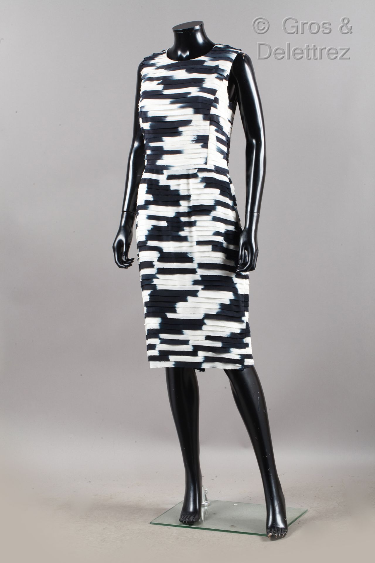 OSCAR DE LA RENTA 2010年度假系列 - Passage n°30 - 无袖连衣裙，由丝质绉绸的黑白渐变色带叠加而成，圆领。白色标签，海军图案&hellip;
