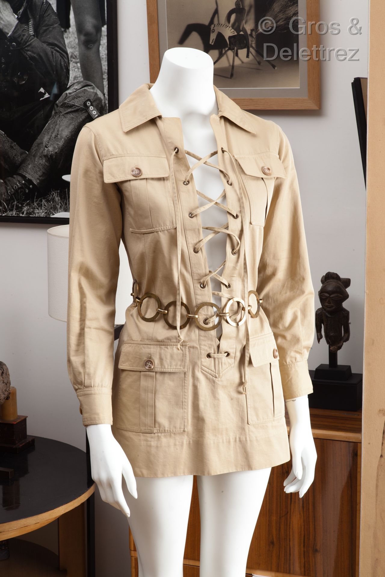 SAINT LAURENT Rive Gauche 约1969年 - 标志性的撒哈拉长衫，米色棉质格子布，小领，系带式前襟，四个带翻盖的贴袋，长袖，我们把两条金&hellip;