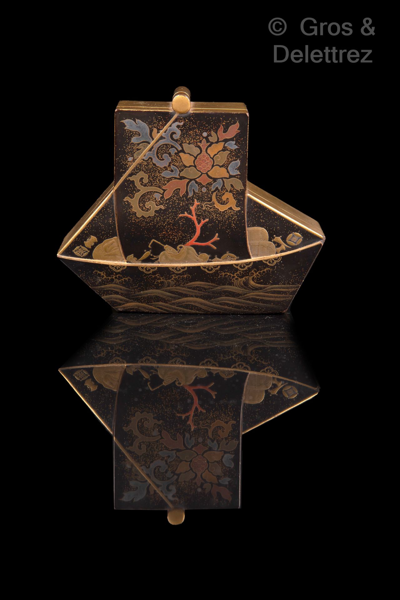 Null 日本，19世纪

帆船形式的漆盒，盖子在黑底上用金色和多色的平纹装饰，还有togidashi，描绘了在波浪上的船，携带着好兆头和丰收的象征；侧面用金漆&hellip;