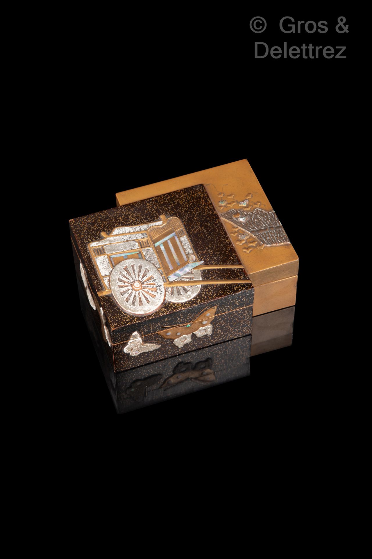 Null 日本，江户时代，18-19世纪末

一个盒子的形状让人联想到两个偏移的盒子，主要的一个是黑底的石漆，用金漆的Takazogan装饰，铅仿石和珍珠母镶嵌&hellip;