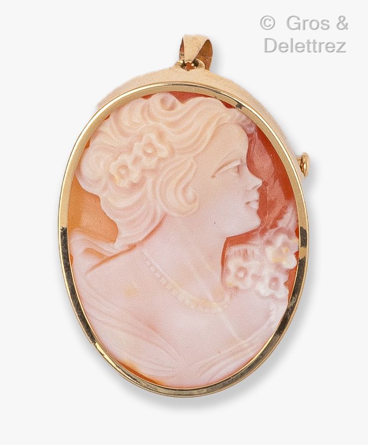 Null A yellow gold pendant brooch with a shell cameo representing the profile of&hellip;