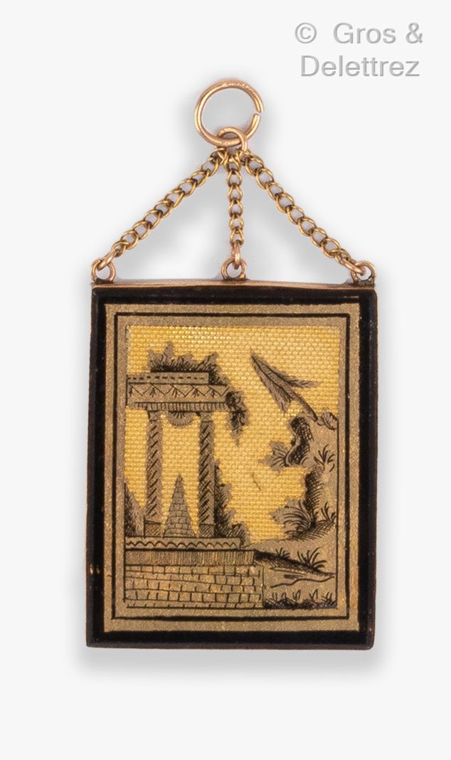 Null 黄金长方形吊坠，上面有一个湖泊景观中的卵化玻璃寺庙。编织的金色背景。19世纪上半叶的作品。长度：4厘米。毛重：5.3克。