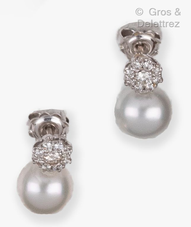 Null 一对白金耳环，每只都有一颗养殖珍珠和一朵镶有明亮式切割钻石的花。珍珠的直径：10毫米。长度：1.7厘米。毛重：5克。