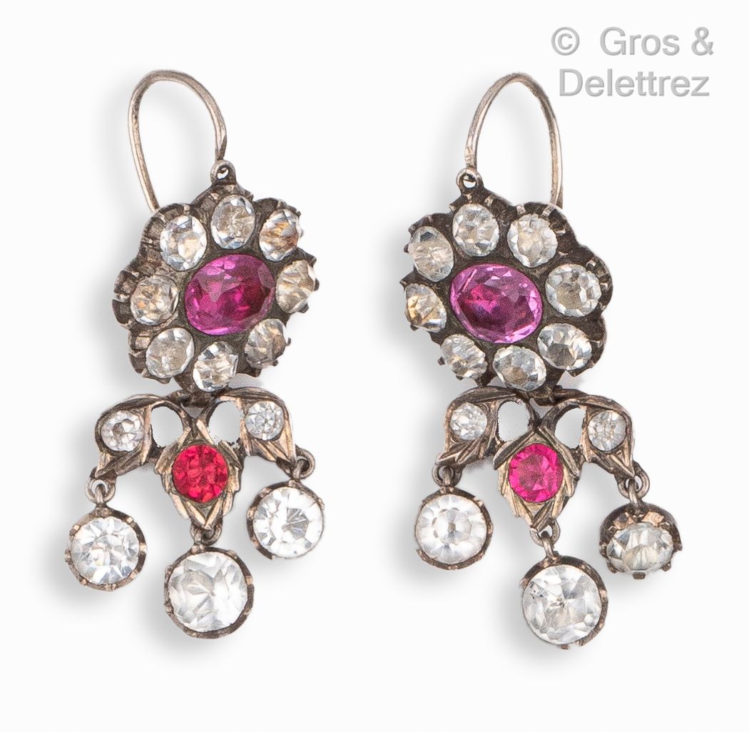 Null 一套两对镶有白色和红色宝石的玫瑰花纹银质耳环。长度：4.5和3.5厘米。毛重：13.8克。