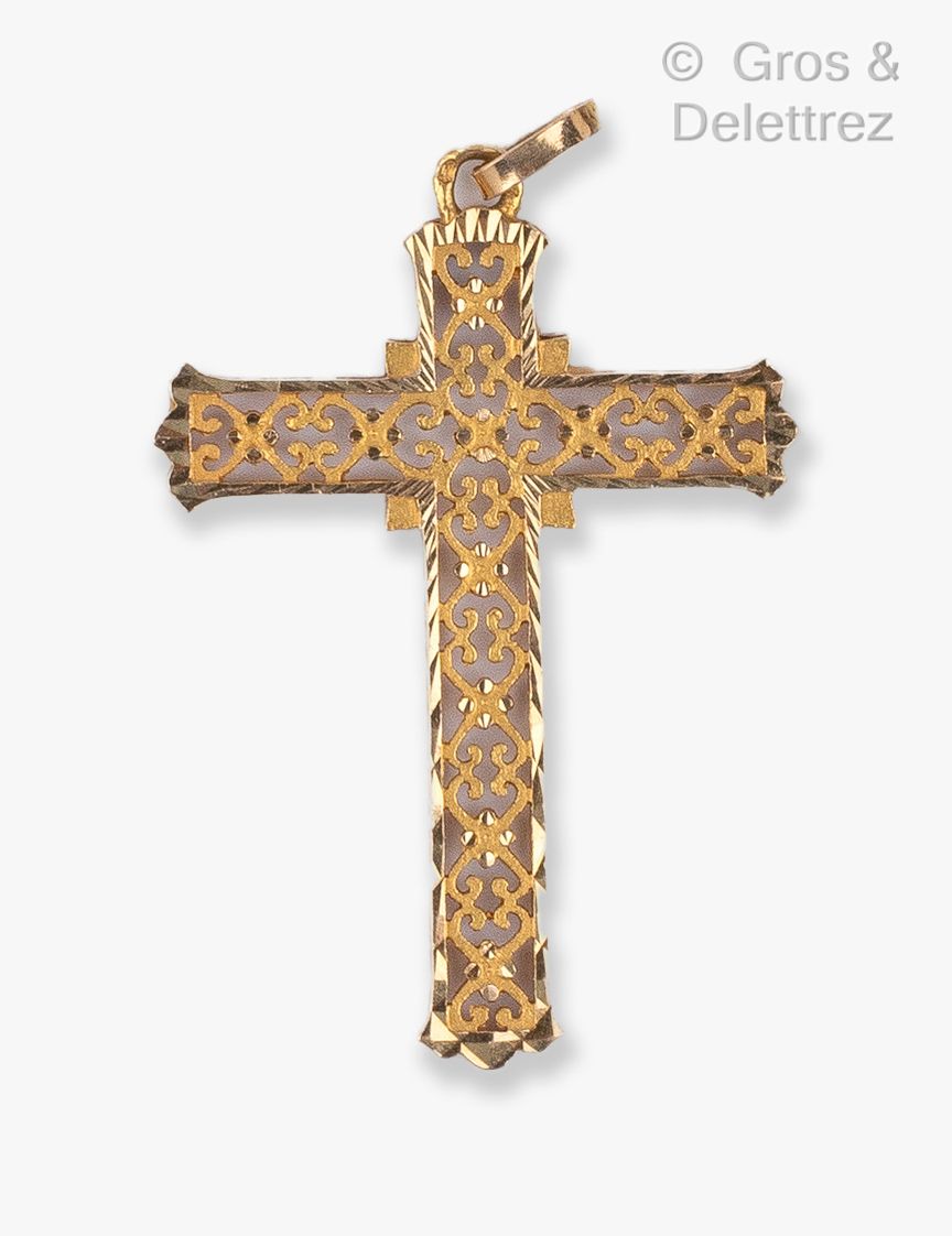 Null 黄金 "十字架 "吊坠，镂空阿拉伯式花纹。长度：5厘米。毛重：3.7克。