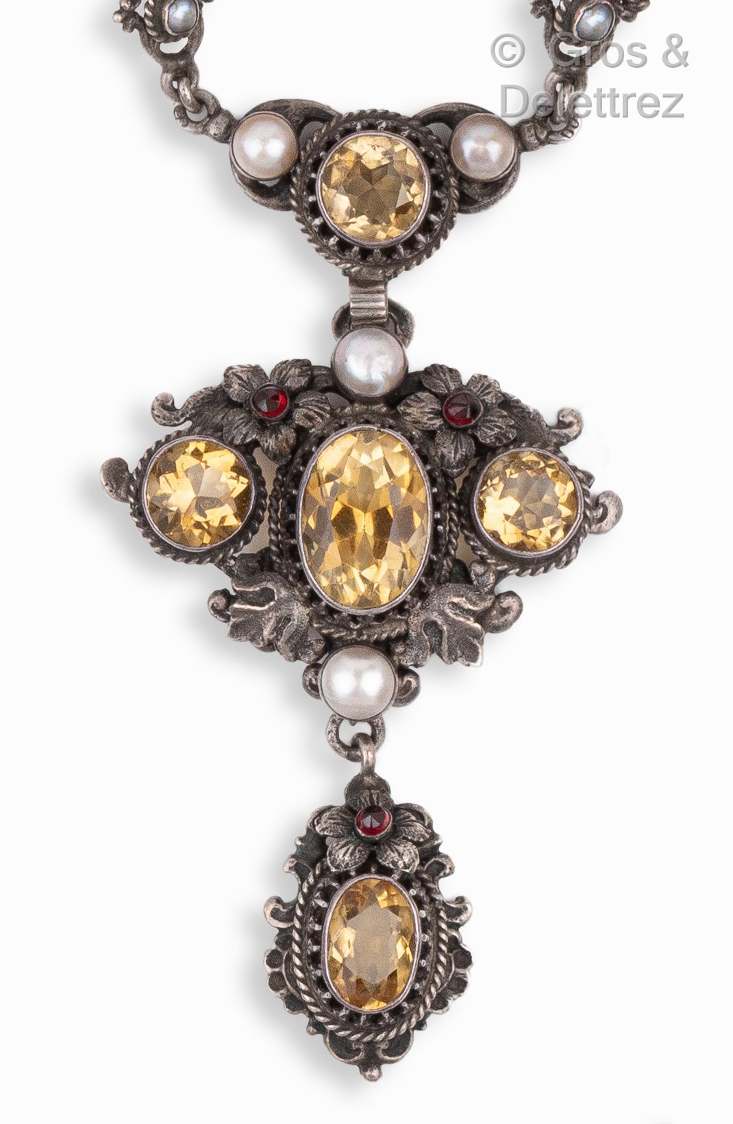 Null Silberne Halskette, bestehend aus einem Anhänger mit fein geschnitzten Blum&hellip;