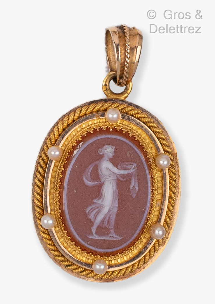 Null Yellow gold "Picture holder" pendant, with a cameo on agate representing a &hellip;