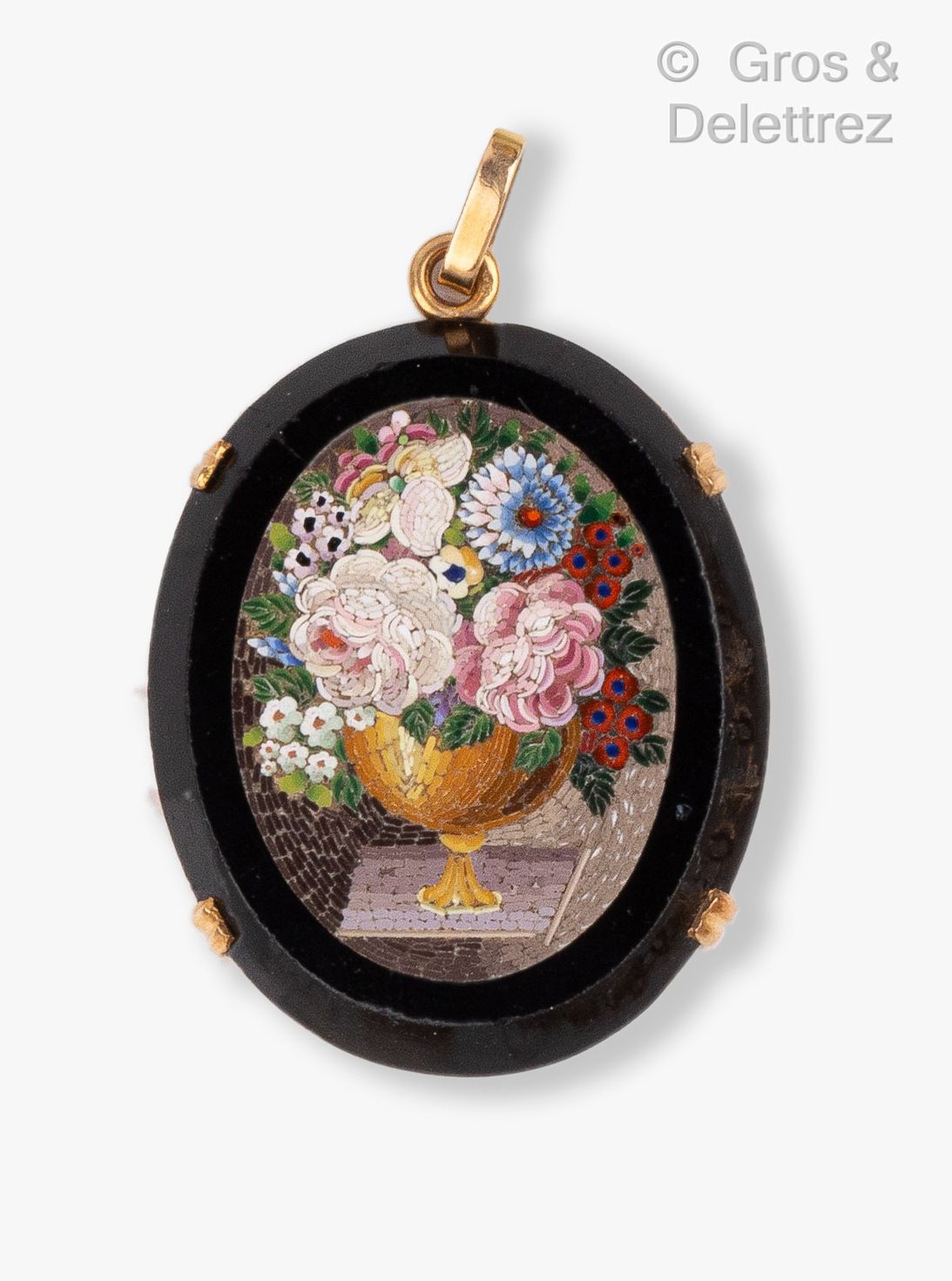 Null Pendentif en or jaune, orné d’une micro-mosaïque à décor de bouquet de fleu&hellip;