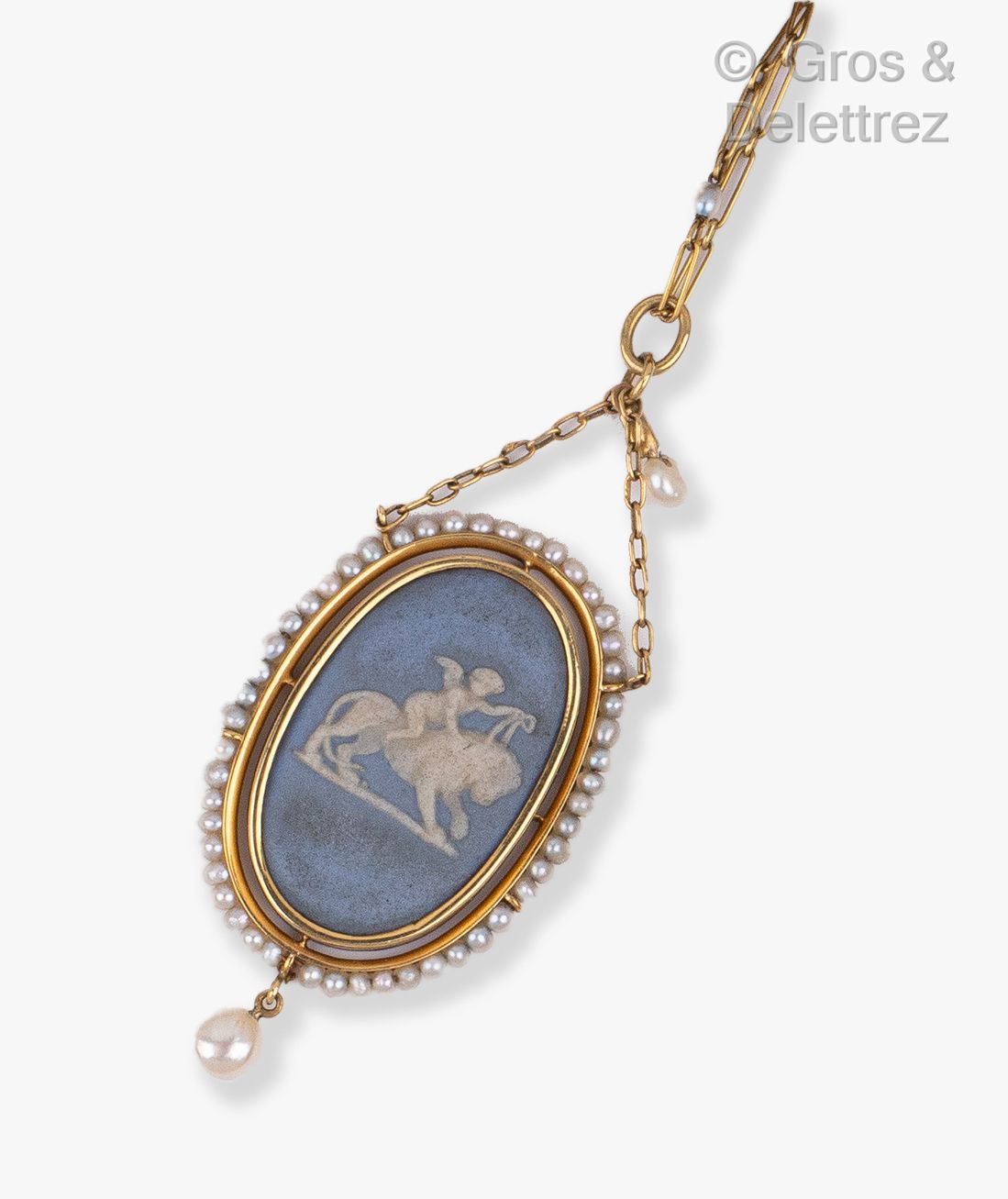 Null Yellow gold pendant, decorated with a Wedgwood plate in a frame of fine pea&hellip;