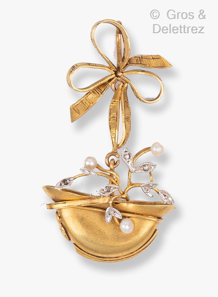 Null 黄金 "纪念品 "吊坠，士兵的头盔形成一个花盆，里面放着一个镶有钻石和珍珠的花枝，由一条形成蝴蝶结的丝带固定。长度：3.7厘米。毛重：2.6克