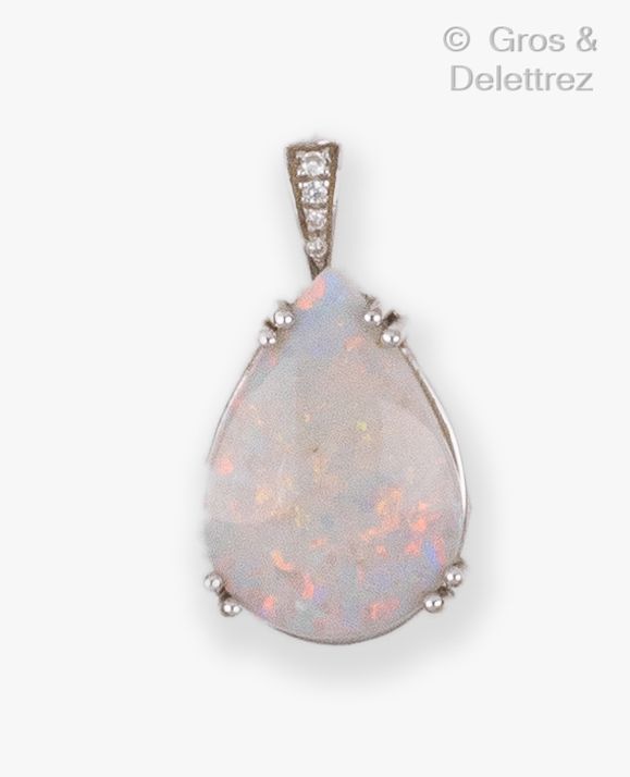 Null A white gold pendant set with a pear-shaped opal cabochon and a set of bril&hellip;