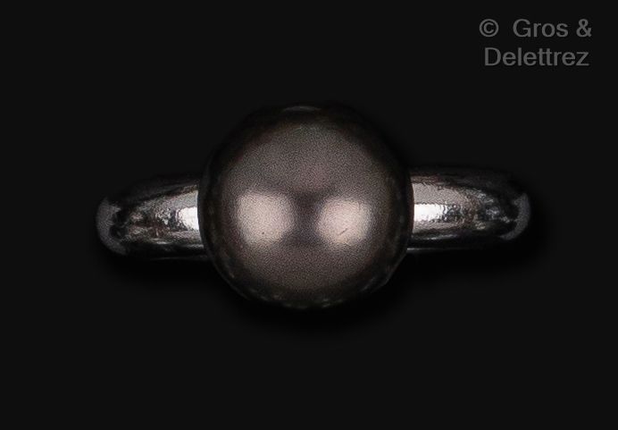 Null 卡地亚 - 白金戒指，镶有灰色大溪地珍珠。签有卡地亚，日期为2001年，并有编号。珍珠的直径：10毫米。手指大小：52。毛重：8.6克。