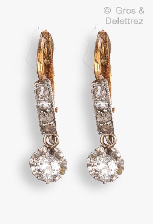 Null 一对黄金和铂金 "Dormeuses "耳环，镶有老式切割钻石和玫瑰切割钻石。长度：2.2厘米。毛重：3.3克。