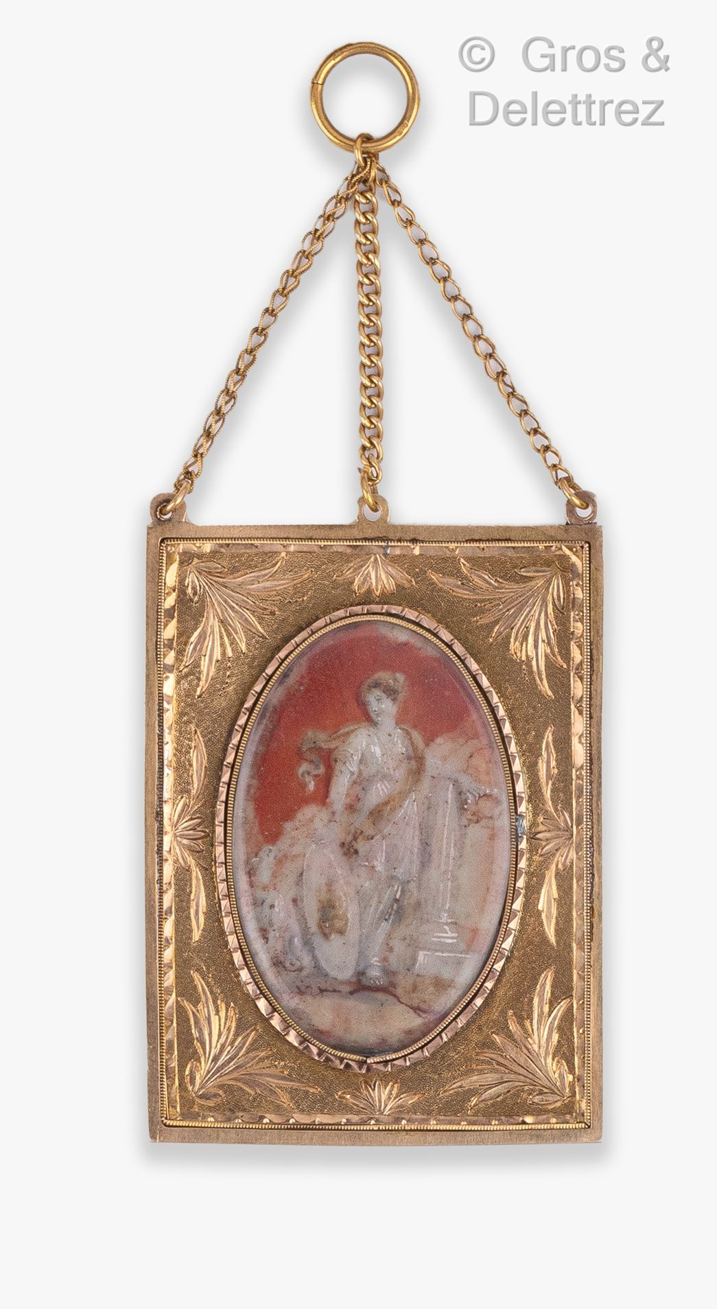 Null 长方形黄金吊坠，上面装饰着一位绅士的缩影。背面装饰着黄金玑镂和叶子框架中的玻璃固定的赛琪。19世纪上半叶的作品。长度：8厘米。毛重：15克。