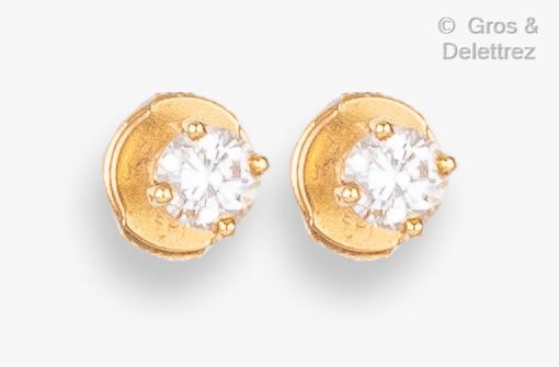 Null Ein Paar Ohrchips aus Gelbgold, verziert mit Diamanten im Brillantschliff. &hellip;
