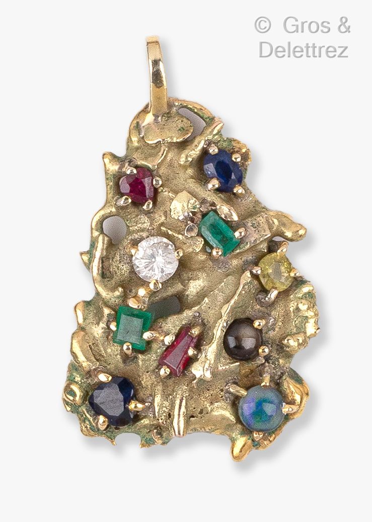Null 黄金吊坠（14K），装饰有蓝宝石、绿宝石和白宝石。尺寸：4.5 x 2.8厘米。毛重：25.8克。(芯片)