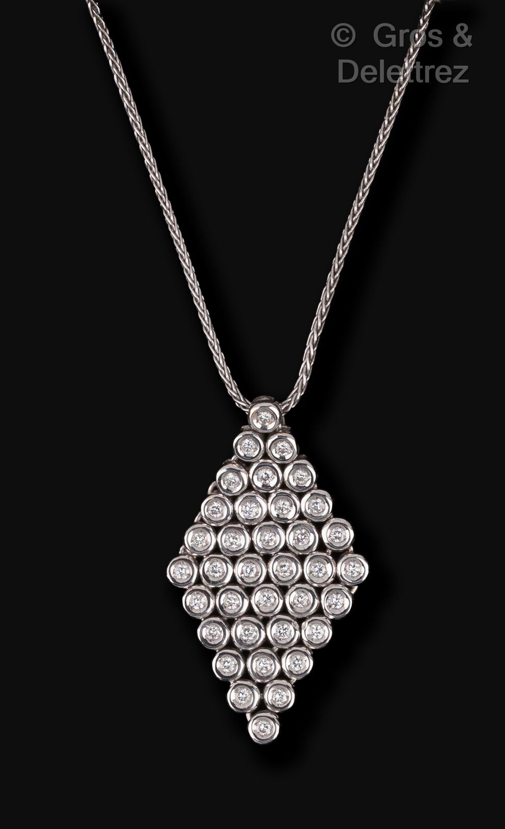 Null DAMIAN - Supple pendant in white gold, diamond-shaped, entirely set with br&hellip;