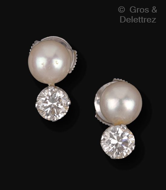 Null A pair of white gold earrings, each with a cultured pearl and a brilliant-c&hellip;