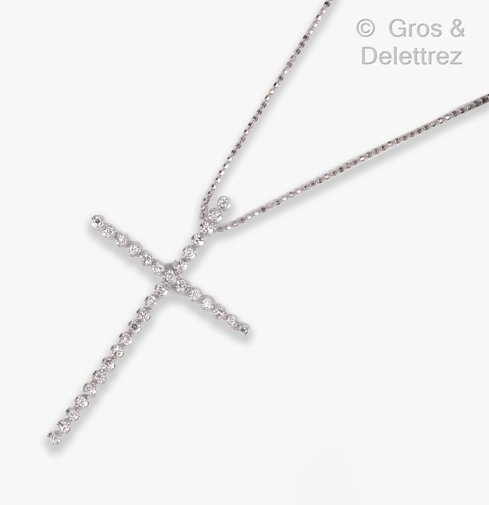 Null 白金 "十字架 "吊坠，全部镶嵌明亮式切割钻石。尺寸：3.5 x 5.5厘米。它还配有一条白金珍珠链。毛重：8.4克。