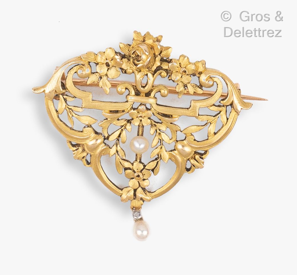 Null A yellow and green gold brooch with a poly-lobed openwork design of flowers&hellip;