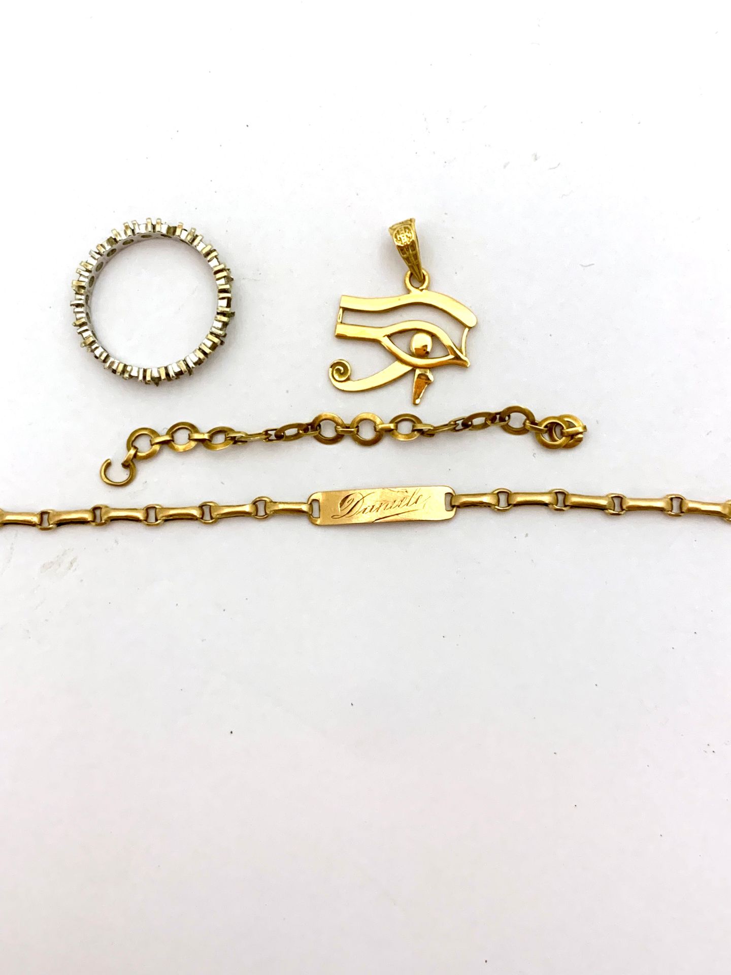 Null 一组碎片，包括一个美国白金结婚戒指，一个埃及黄金吊坠，一条路边链（缺少扣子）和部分链条。P. 7,1 g.