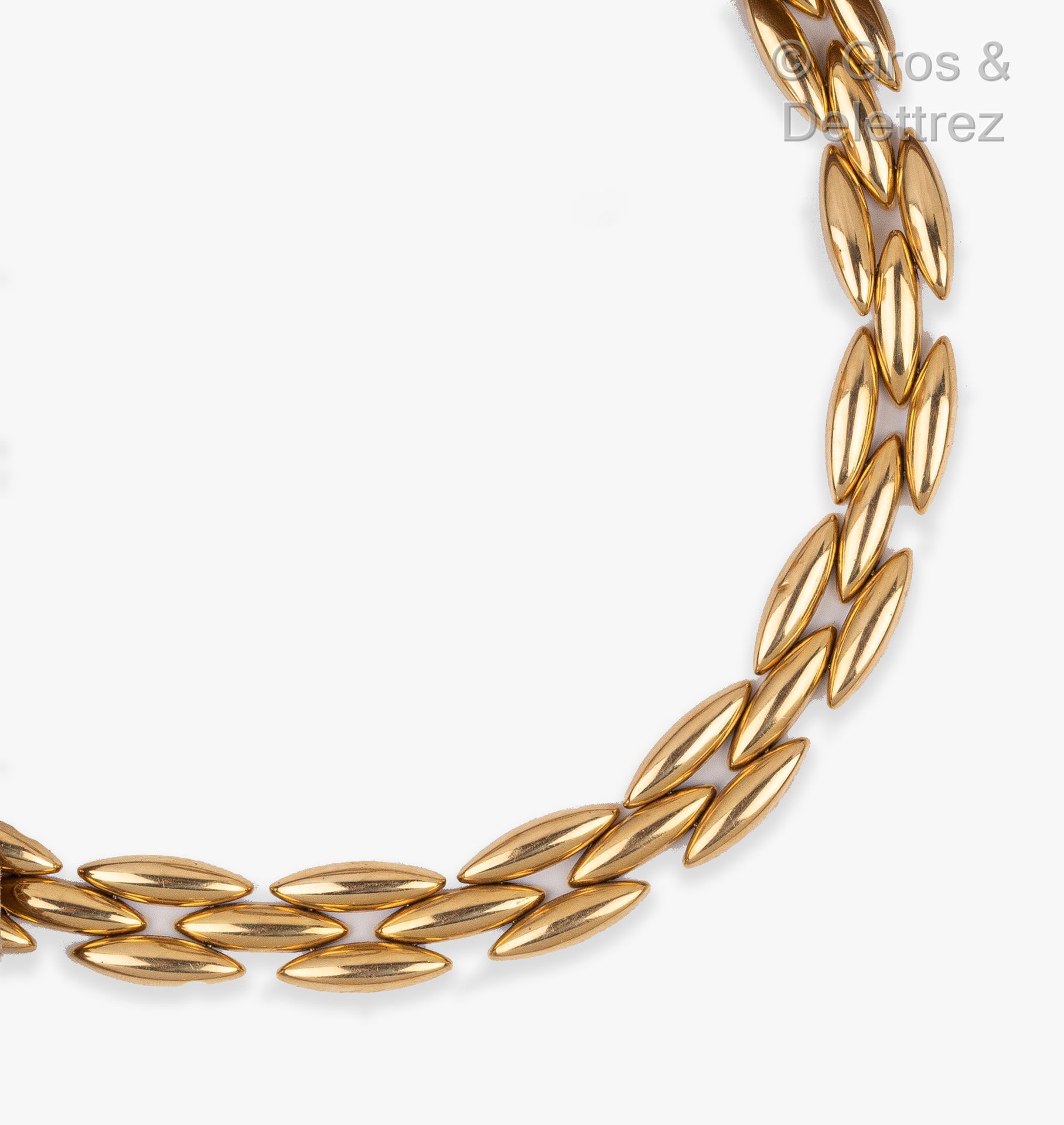 Null 卡地亚 - "Gentiane" - 长方形链接的黄金铰接式项链。签有卡地亚并有编号。长度：39厘米。D. 52.4克。