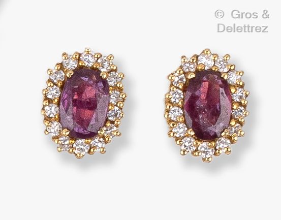Null Pair of yellow gold earrings, each set with a ruby in a circle of brilliant&hellip;