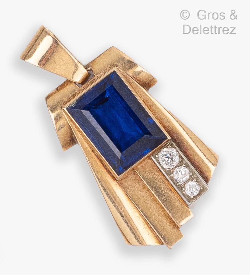 Null 黄金吊坠，几何设计，镶有长方形蓝宝石，下有一滴老式切割钻石。长度：3.8厘米。毛重：7.4克。