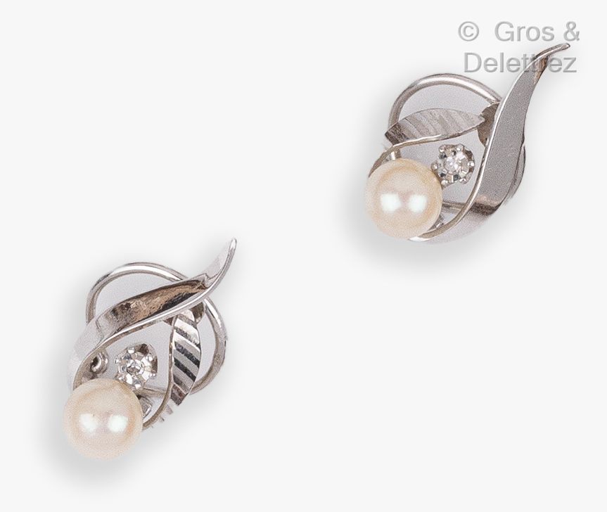 Null 一对白金 "Volutes "耳环，镶有养殖珍珠和一颗明亮式切割钻石。长度：2厘米。毛重：3.6克。