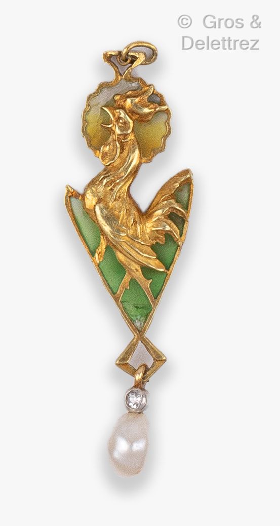 Null 
GAUTRAIT - 黄金 "新艺术 "吊坠，公鸡图案手持珍珠，上面有一颗钻石。签名：高特雷斯。(对珐琅质的意外)。毛重：5.6克。