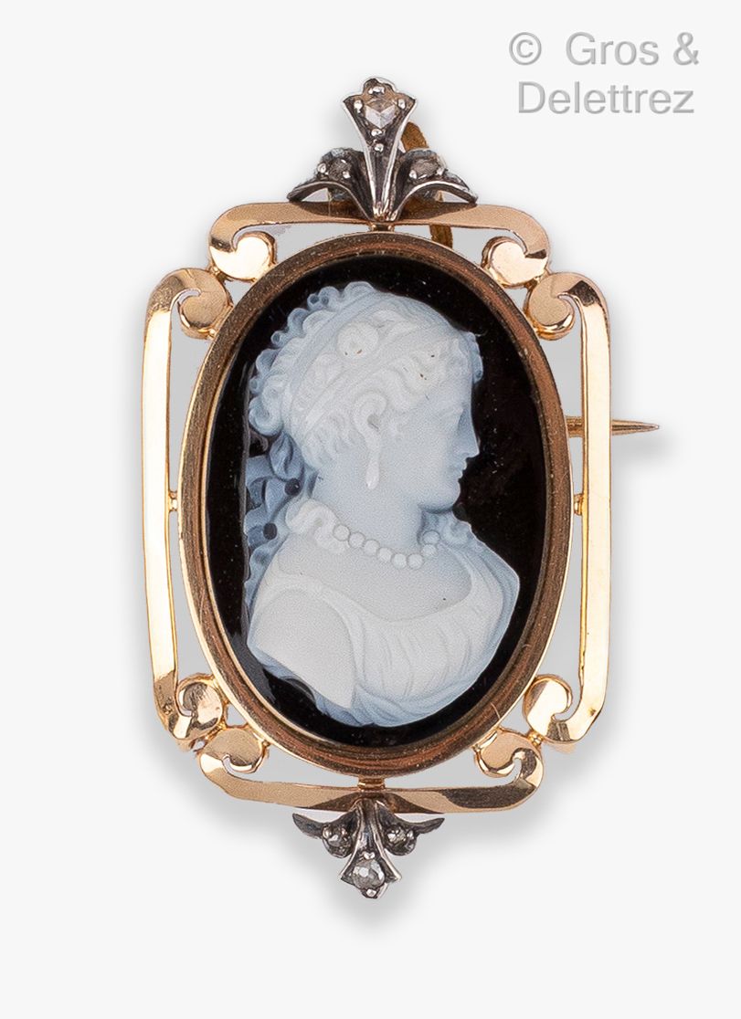 Null A yellow gold brooch with a cameo on agate representing a female profile to&hellip;