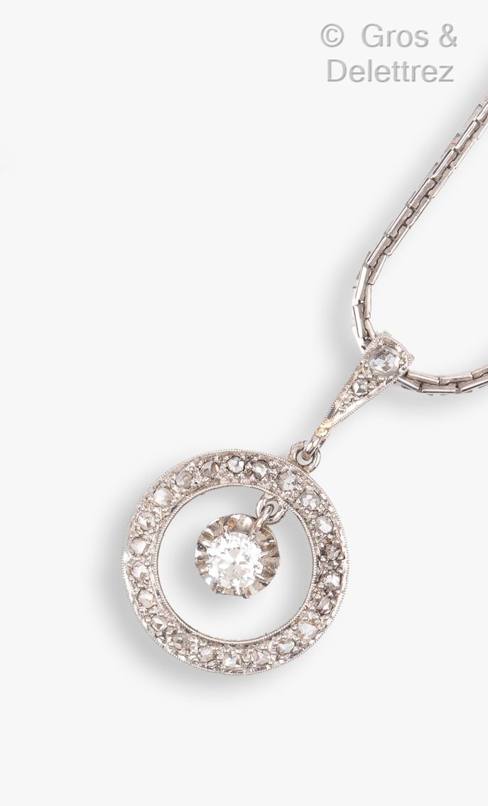 Null 白金圆形吊坠，镶有玫瑰式切割钻石，其中一颗夹在吊坠中。扣子上镶嵌着钻石。长度：2,7 cm。它还配有一条带有花式链接的链条。毛重：10.2克。