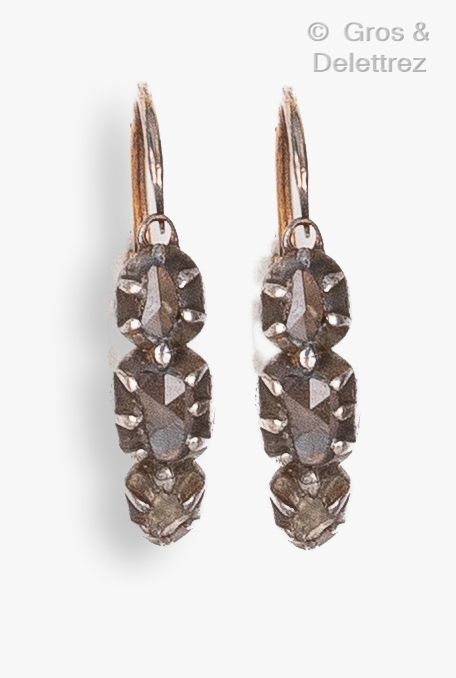 Null Ein Paar Ohrhänger aus Gelbgold und Silber, die jeweils mit drei Diamanten &hellip;