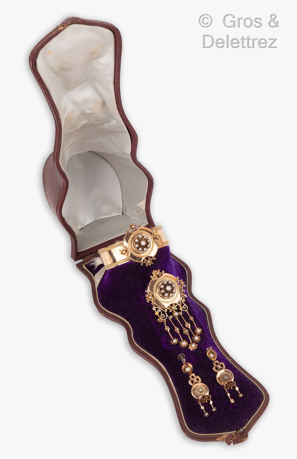 Null 黄色和粉色的珐琅彩金镶嵌，上面有精美的珍珠，包括一个开口手镯，一个胸针吊坠和一对耳环（螺旋扣）。拿破仑三世时期。扣子发生事故，珐琅质缺失。手腕尺寸：1&hellip;